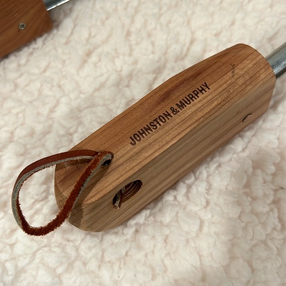 🧹 Clearance || Johnston & Murphy Cedar Shoe Trees - Extra Large - leather pull - Picture 3 of 3